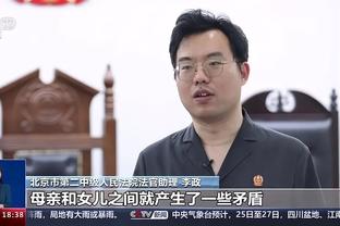 心情大好！小卡赛后在篮球上签名 然后由快船吉祥物抛给球迷们